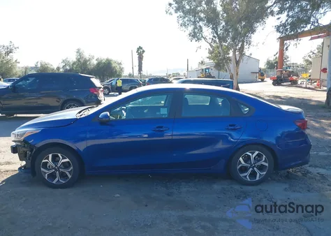 2021 Kia Forte Lxs z USA, uszkodzony, nr VIN 3KPF24AD3ME312923